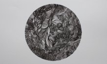 <br>© Angela Sanchez - Tierra y Tiempo 5, 2019 - Carvão e tinta sobre papel - 70 x 100 cm 