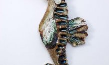 Sylvain Bongard<br>Cavalo Marinho - Gres cerâmico de alta cozedura e porcelana - 70x 40 cm © 