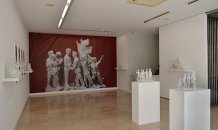SOBRE FUNDO VERMELHO<br>Vista parcial da exposição© 