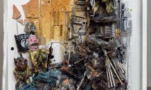 BORDALO II<br>© Win Ruins, 2015
Técnica mista e assemblage  
75 x 61 x 35 cm  
