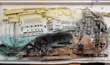 BORDALO II<br>© Plastic Gifts , 2014
Técnica mista e assemblage  
75 x 150 x 35 cm  
