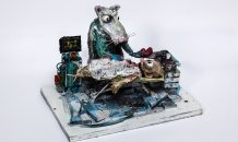 BORDALO II<br>© Ciência , 2015
Técnica mista e assemblage 
30 x 22 x 22 cm 
