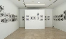<br>© Vista parcial da exposição com a exposição de José Carlos Nascimento 